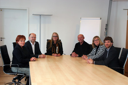 Manuela Stehr (M.) im Gespräch mit Christiane von Wahlert und Helmut Poßmann (SPIO-/FSK-Geschäftsführung) sowie Folker Hönge und Birgit Goehlnich (Ständige Vertreter der Obersten Landesjugendbehörden bei der FSK) und Stefan Linz (Abteilungsleiter FSK.online/Sprecher der Film- und Videowirtschaft bei der FSK)