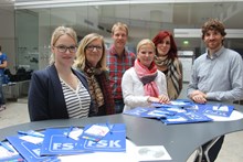 Politik-Lehrerin Mersiha Music (3 v.r.) und Lehrer Harald Gläser (3. v.l.)  sowie FSK-Verwaltungsleiterin Inge Kempenich (2. v.r.), Birgit Goehlnich (Ständiger Vertreter der Obersten Landesjugendbehörden bei der FSK / 2. v.l.) und Stefan Linz (Sprecher der Film- und Videowirtschaft bei der FSK / re.)