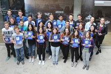 bpb-Preisträgerklasse 8a des Leibniz-Gymnasiums Dormagen bei der FSK: Gruppenfoto mit Politik-Lehrern Mersiha Music und Harald Gläser und Referendarin Vanessa Willms sowie FSK-Verwaltungsleiterin Inge Kempenich, Birgit Goehlnich (Ständiger Vertreter der Obersten Landesjugendbehörden bei der FSK) und Stefan Linz (Sprecher der Film- und Videowirtschaft bei der FSK) - Foto: FSK / Horst Martin